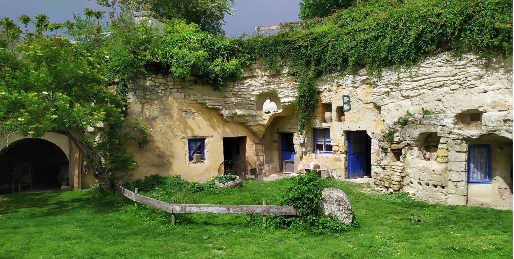 village troglodyte france